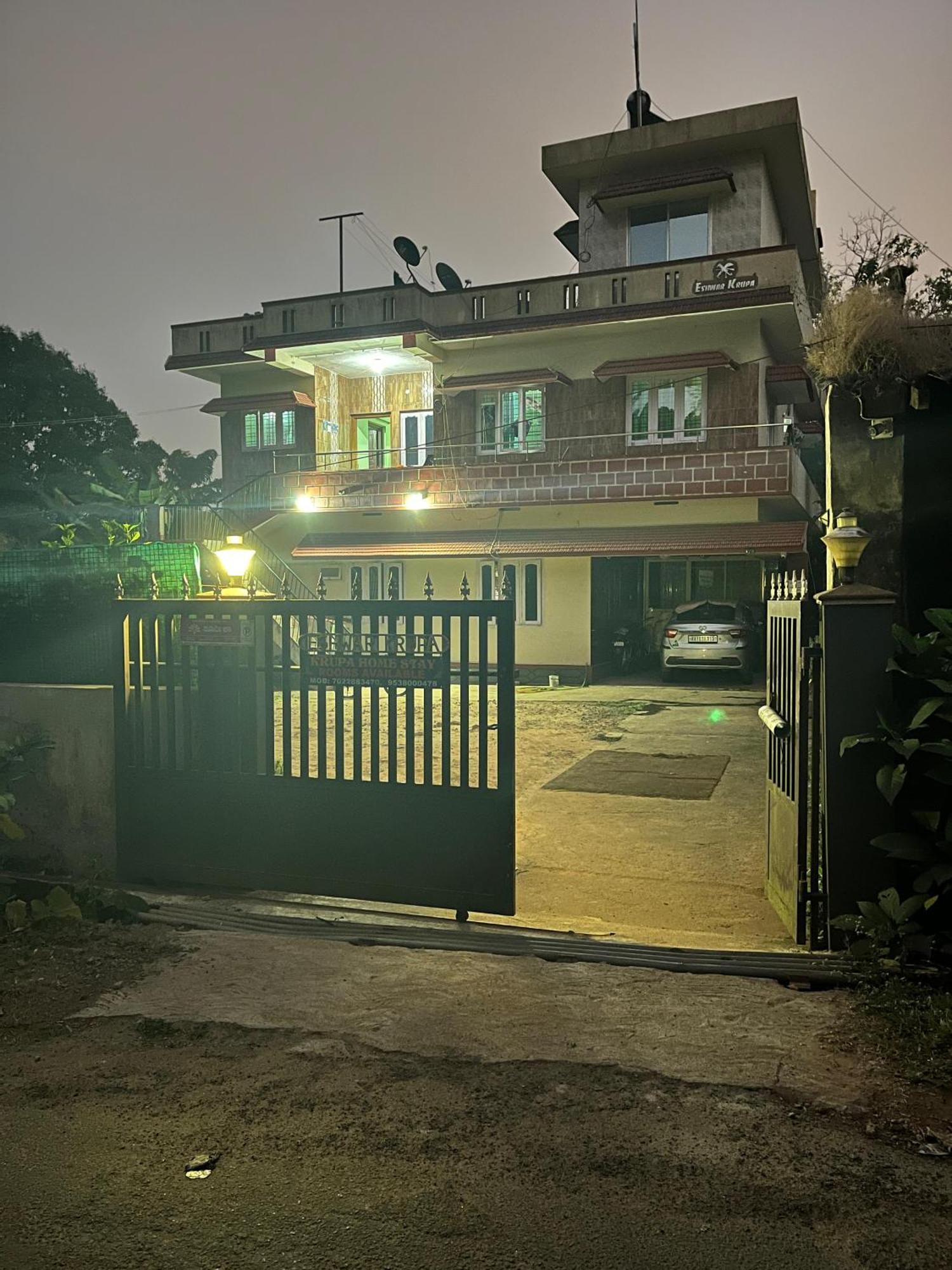 Eshwarkrupa Homestay มาดิเครี ภายนอก รูปภาพ