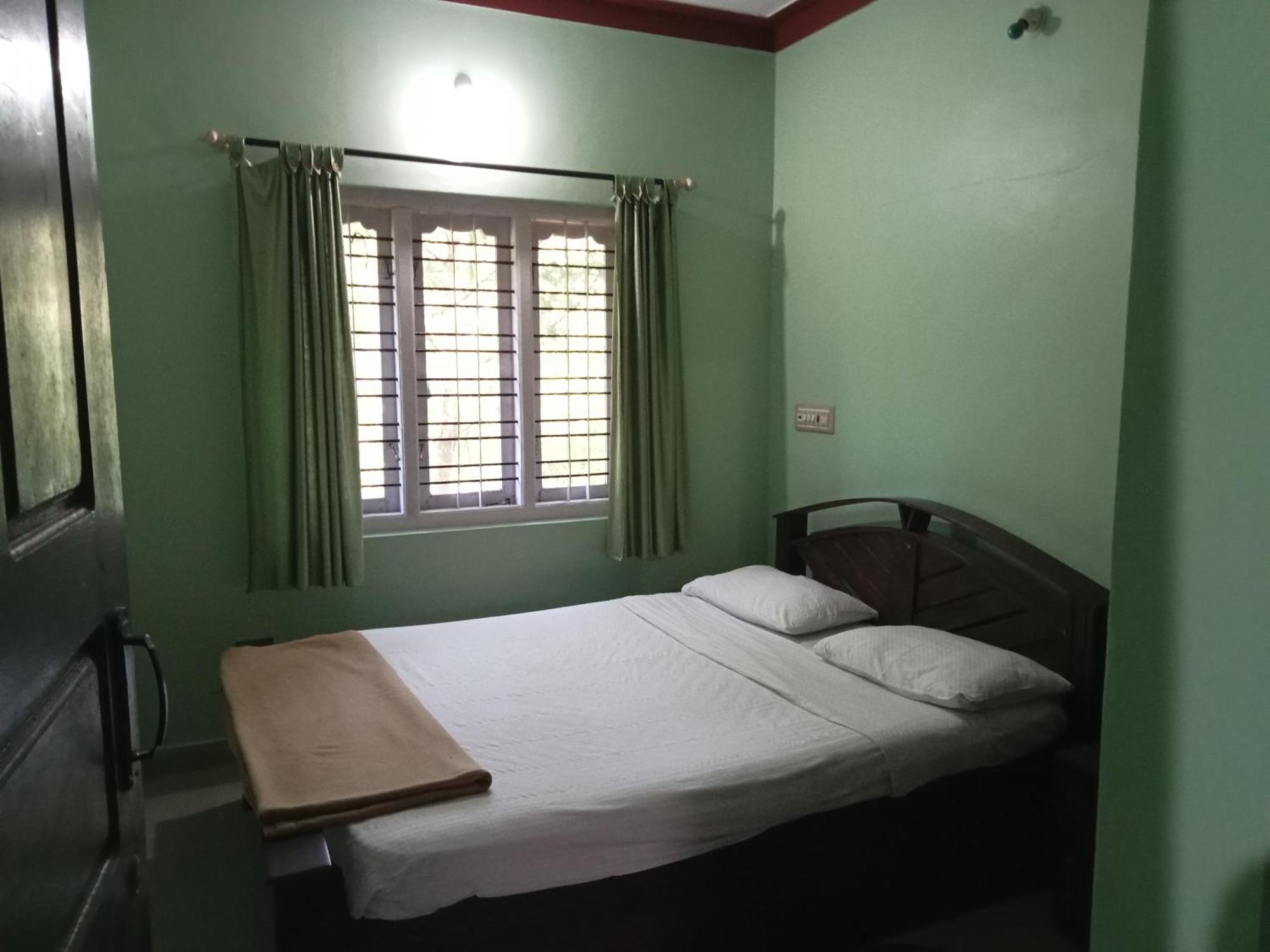 Eshwarkrupa Homestay มาดิเครี ภายนอก รูปภาพ