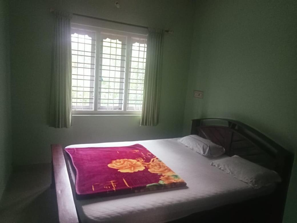 Eshwarkrupa Homestay มาดิเครี ภายนอก รูปภาพ