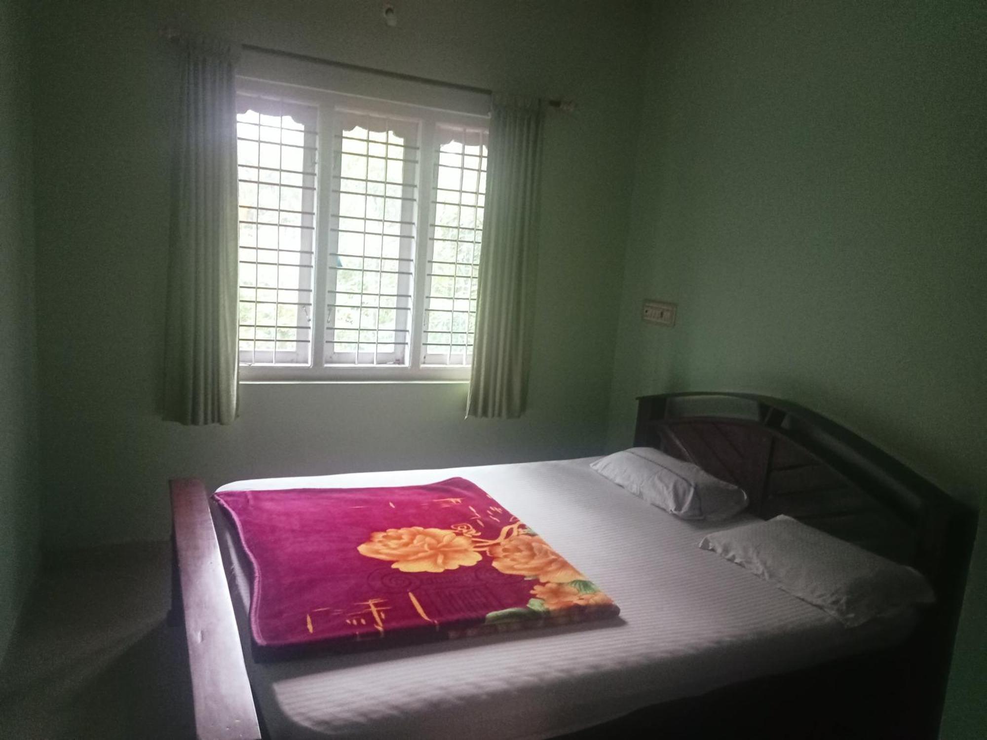Eshwarkrupa Homestay มาดิเครี ภายนอก รูปภาพ